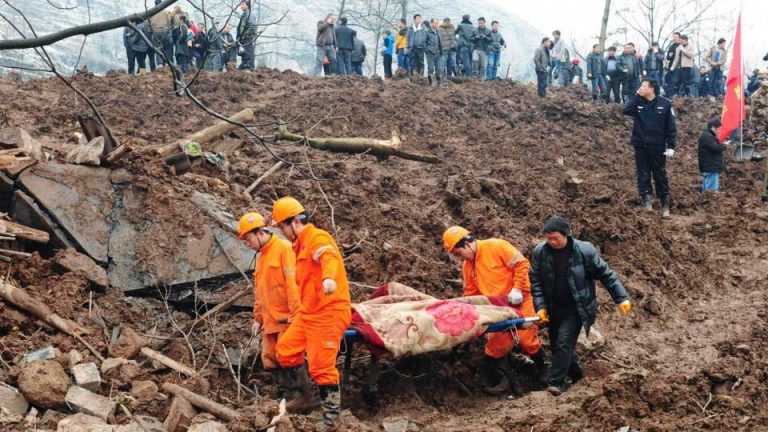 14 persoane au murit într-o alunecare de teren din China