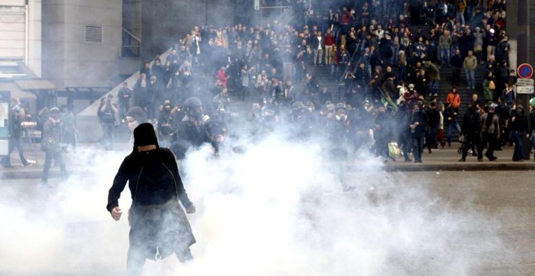 1 Mai s-a lăsat cu proteste violente la Paris. Peste 100 de persoane au fost arestate – VIDEO