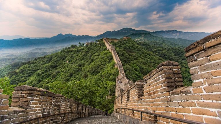 China ÎNCHIDE marile obiective turistice, printre care Marele Zid şi Disneyland