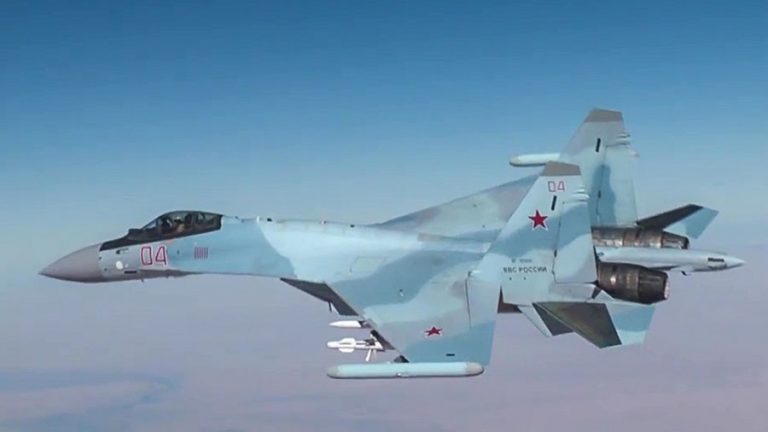 Şase bombardiere ruseşti, interceptate deasupra Mării Negre
