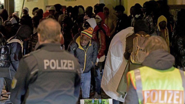 Poliţiştii germani critică planurile lui Merkel privind migraţia