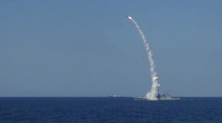 Rusia atacă din Marea Mediterană poziţiile Statului Islamic din Siria – VIDEO