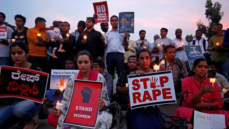 Autorii unui viol în grup SCAPĂ de condamnarea la moarte în India