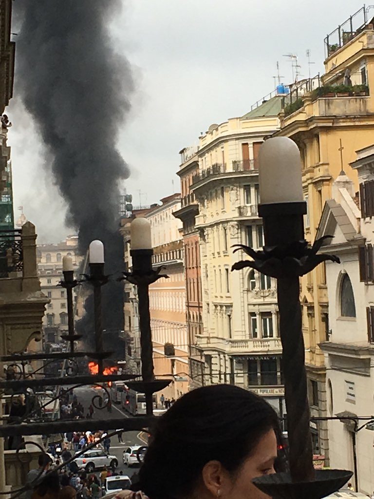 Panică la Roma! Un autobuz a luat foc şi a explodat lângă Fontana di Trevi – VIDEO