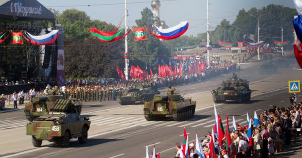 Moscova IGNORĂ Chişinăul. Armata rusă din Transnistria a defilat la Tiraspol