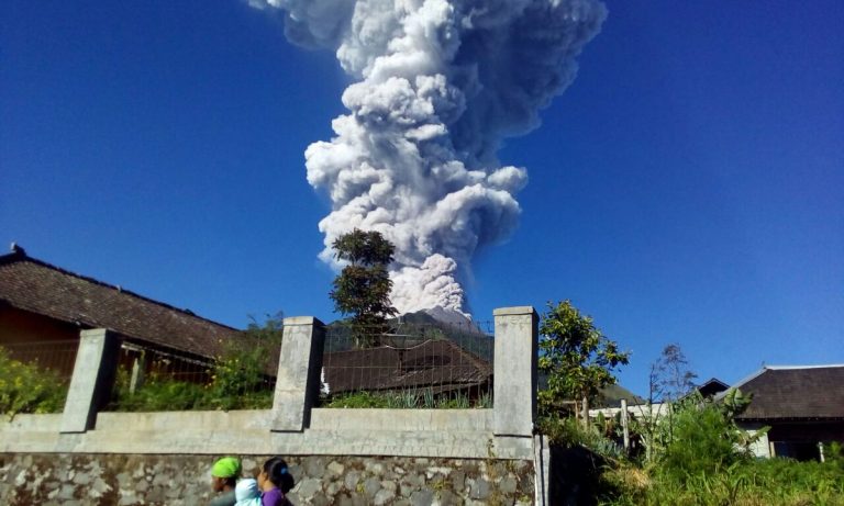 Un aeroport din Indonezia, închis din cauza unei erupţii vulcanice de pe insula Java