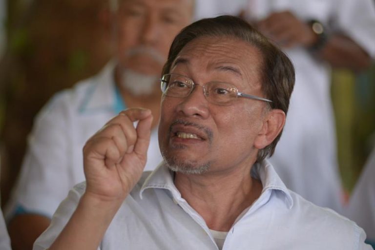 Regele Malaeziei îl eliberează pe opozantul Anwar Ibrahim