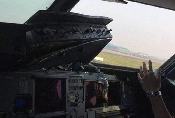 China: Autorităţile au revocat licenţa a doi piloţi după ce cabina avionului s-a depresurizat în timp ce unul dintre ei fuma o ţigară