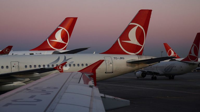 Turkish Airlines transportă 13 tone de flori ce vor fi folosite pentru funeraliile reginei Elisabeta a II-a
