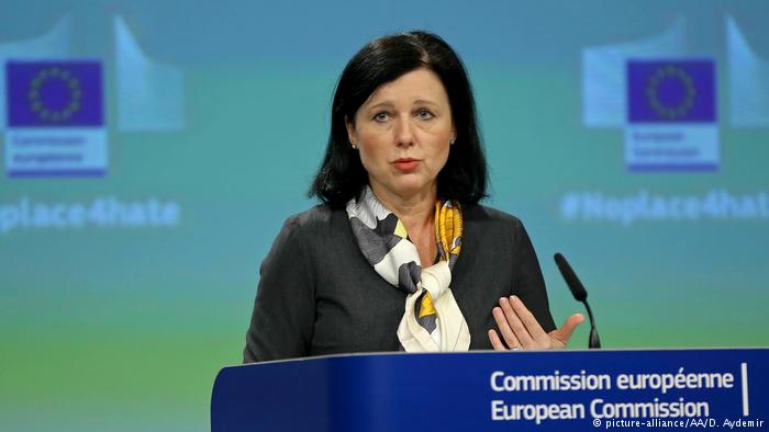 Comisia Europeană atenţionează Polonia asupra noului proiect de lege referitor la judecători