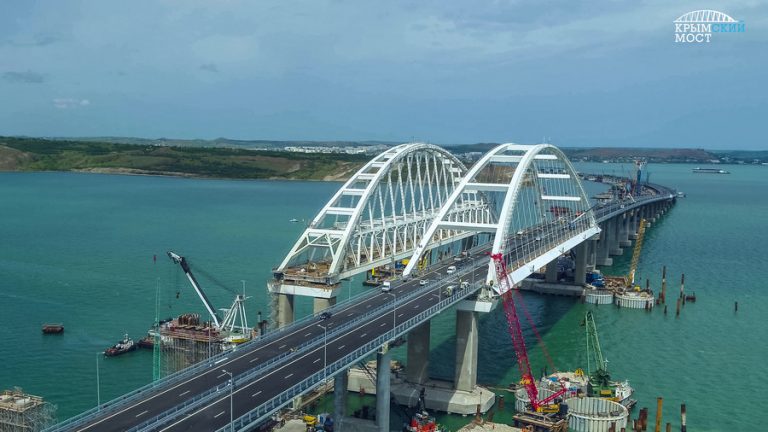 Kievul vede în podul Kerci un mijloc prin care Rusia poate deplasa rapid trupe militare în Crimeea