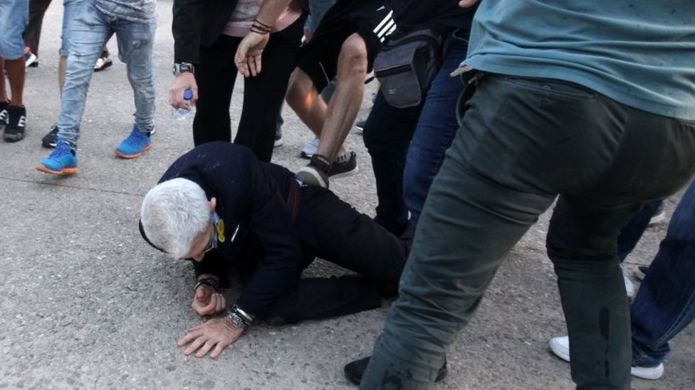 Grecia: Trei ‘derbedei de extremă dreapta’, condamnaţi la închisoare cu suspendare pentru agresarea primarului oraşului Salonic