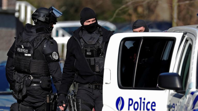 Doi poliţişti au fost atacaţi cu cuţitul la Bruxelles. Unul dintre ei a fost UCIS!