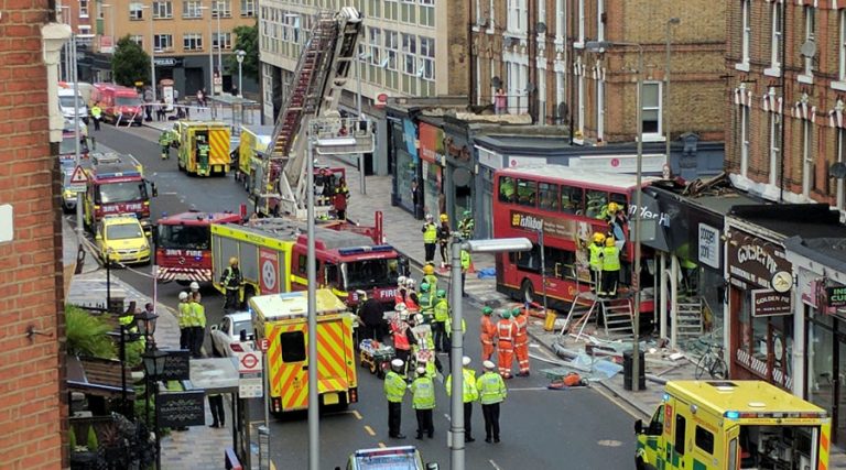 10 răniţi după ce un autobuz supraetajat a intrat cu viteză într-un magazin din Londra
