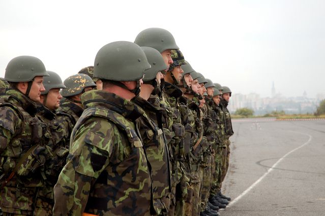 Cehia detaşează sute de soldaţi NATO în Slovacia