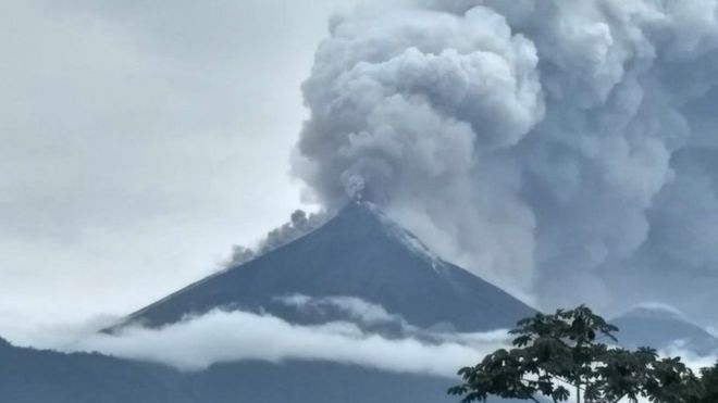 Vulcanul Fuego din Guatemala a intrat într-o nouă fază de erupţie, însoţită de explozii, scurgeri de lavă şi emisii de cenuşă