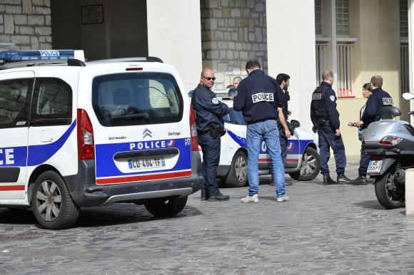 Franța: O femeie a fost arestată după ce a rănit cu un cutter două persoane în timp ce striga “Allah Akbar!”