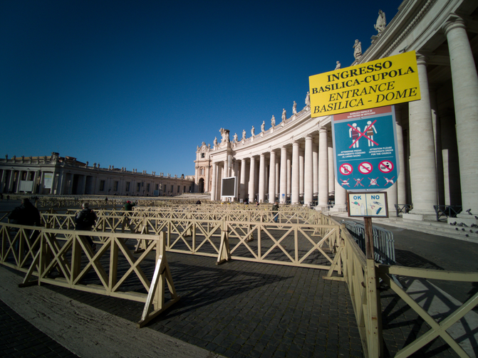 Vaticanul decide: Toată lumea care intră în Bazilica Sfântul Petru va fi controlată!