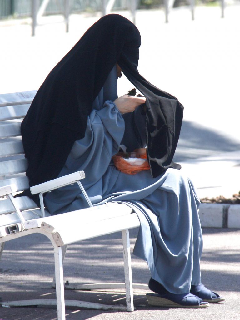 O femeie în niqab a luat la bătaie o vânzătoare de ‘haine NORMALE’