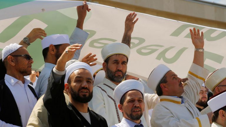 Austria expulzează mai mulţi imami şi închide şapte moschei