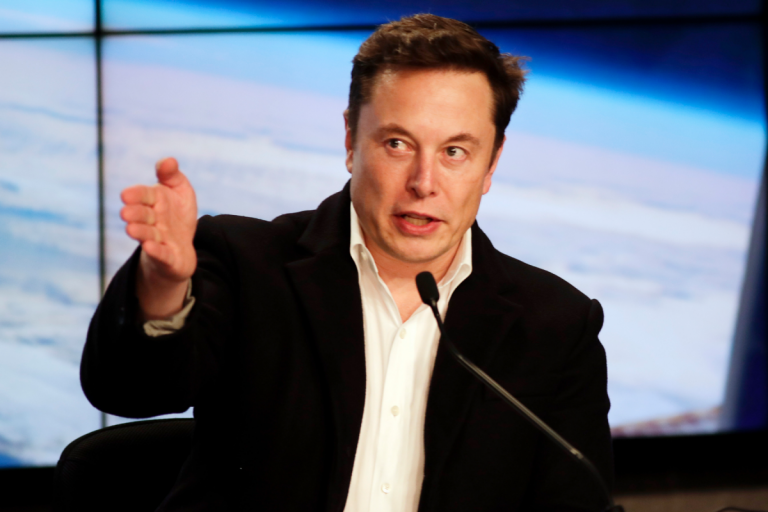 Elon Musk a întrebat pe Twitter dacă ar trebui să vândă 10% din acţiunile pe care le deţine în compania Tesla