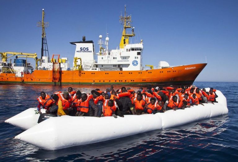Italia îndeamnă Marea Britanie să-i preia pe cei 141 de migranţi aflaţi la bordul navei Aquarius