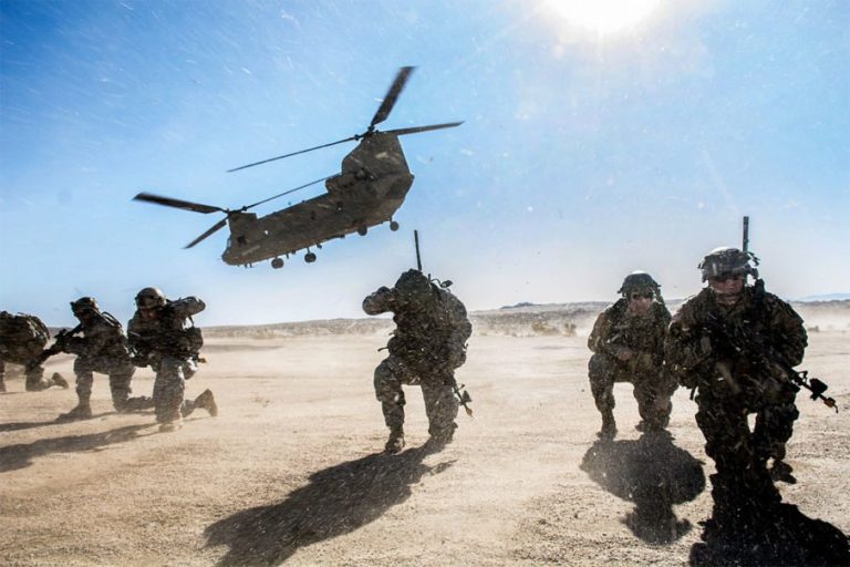 SUA vor continua raidurile aeriene în sprijinul trupelor afgane dacă talibanii nu-şi opresc ofensiva