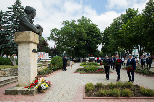 Premierul de la Chişinău a depus flori la bustul lui Mihai Eminescu