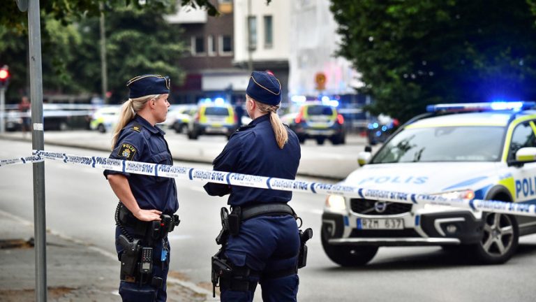 Tineri neidentificaţi au incendiat zeci de maşini în două oraşe din Suedia