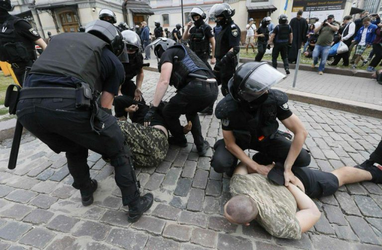 Poliţia ucraineană a intervenit la Kiev împotriva unor demonstranţi violenţi în apropierea sediului preşedinţiei