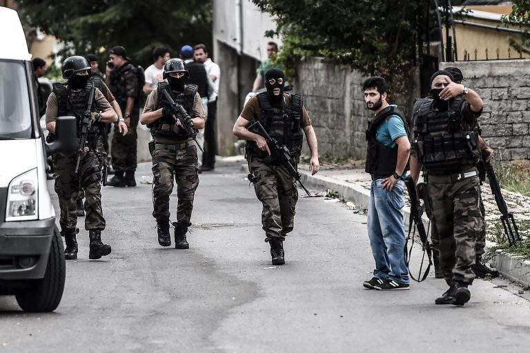 12 persoane presupuse a avea legături cu gruparea Statul Islamic au fost arestate de poliția turcă