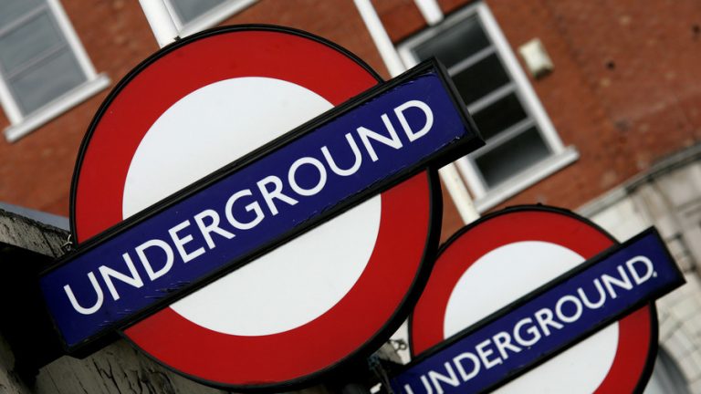 O explozie ‘minoră’ a provocat evacuarea unei staţii de metrou din Londra – VIDEO