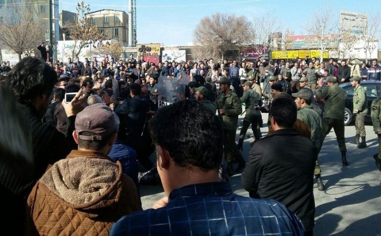 Mişcare de protest rară în Teheran şi ciocniri violente cu forţele de ordine – VIDEO