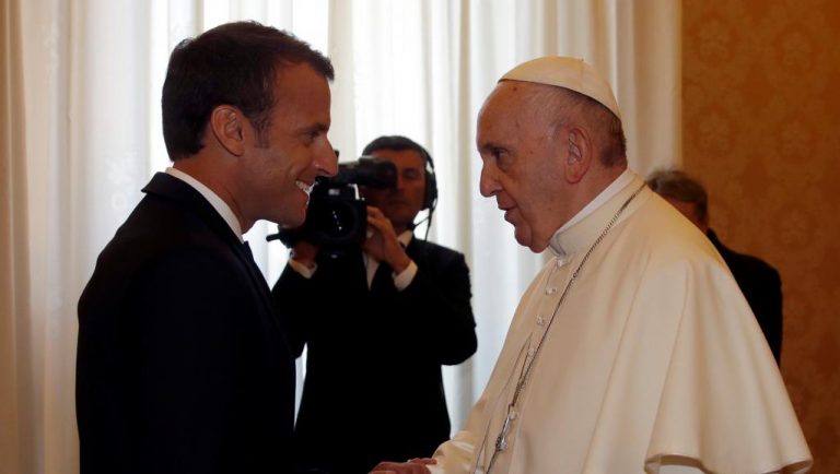 Macron a fost primit de Papa Francisc la Vatican, pentru a treia oară de când este preşedinte