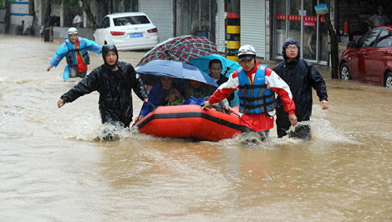 Ploile torenţiale şi inudaţiile fac ravagii în China. 185.000 de oameni au de suferit