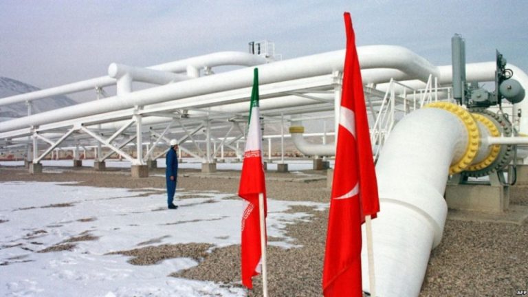 Turcia îi anunță pe americani că nu va renunța la petrolul iranian