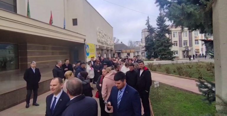 VIDEO// La Congresul de la Tiraspol se adună pretinșii deputați – la așa-zisul palat