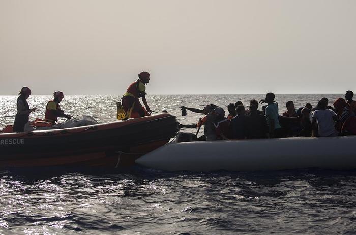 Zeci de migranţi salvaţi în Canalul Mânecii dintre Franţa şi Marea Britanie