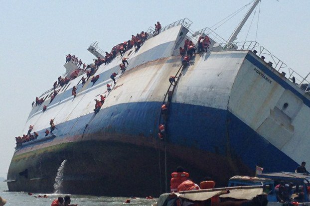 Feribot scufundat în Indonezia. Cel puţin patru oameni au murit – FOTO