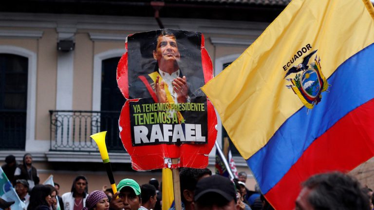 Justiţia ecuadoriană a emis un mandat de arestare pe numele fostului preşedinte, Rafael Correa