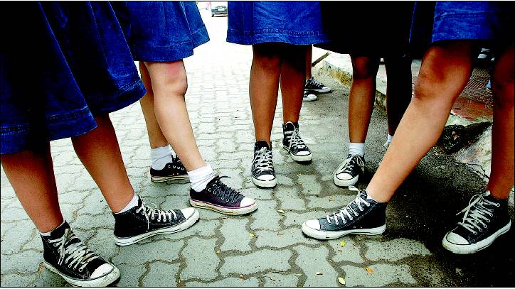 Zeci de şcoli din Anglia interzic purtarea fustelor