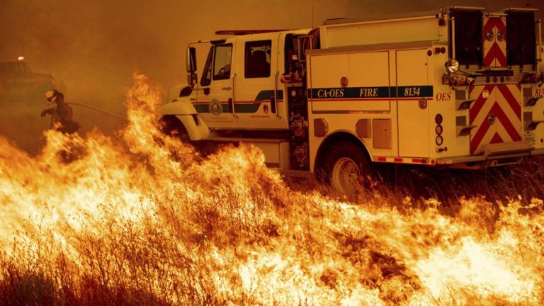 Pompierii din California speră ca puterea vântului să scadă pentru a putea stinge flăcările