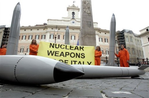 Europenii s-au săturat să mai găzduiască armele nucleare americane