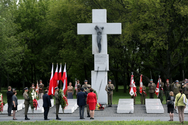 Poroşenko le răspunde polonezilor: ‘Să lăsăm istoria în seama istoricilor’