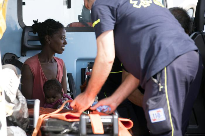 Migranţii blocaţi la bordul petrolierului danez Maersk Etienne au debarcat în Sicilia