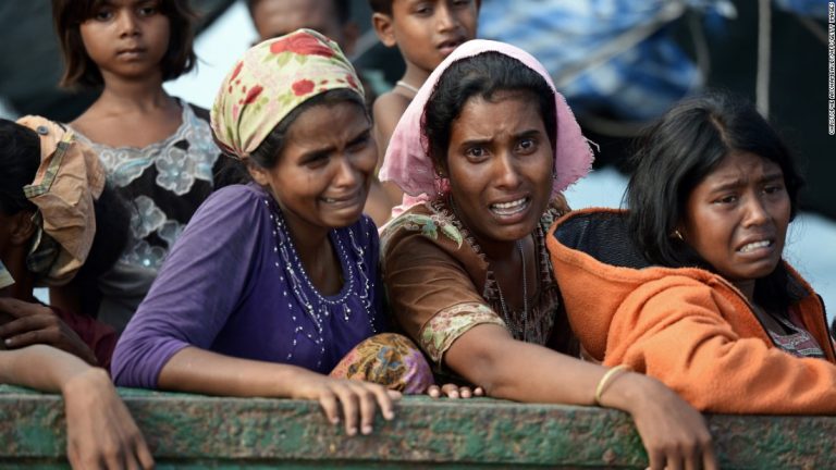 Peste 300.000 de etnici rohingya au fugit în Bangladesh. ONU acuză o EPURARE etnică