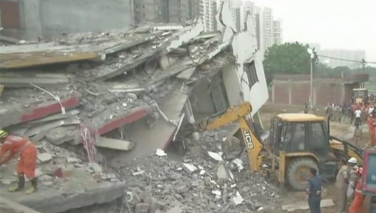 Două clădiri din India s-au prăbuşit una peste alta. Cel puţin doi oameni au murit – VIDEO