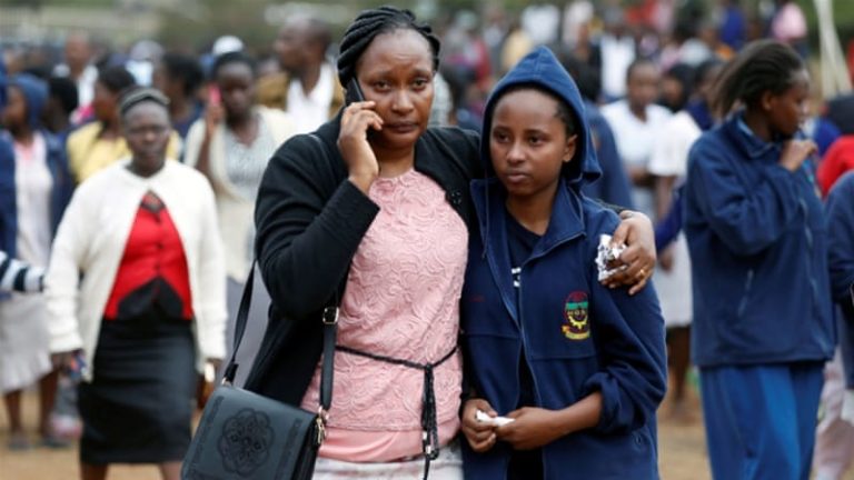 12 elevi internaţi cu arsuri grave, după ce şcoala lor din Nairobi a luat foc