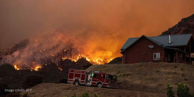 Mii de pompieri americani se luptă cu un incendiu puternic care amenință Los Angeles – VIDEO