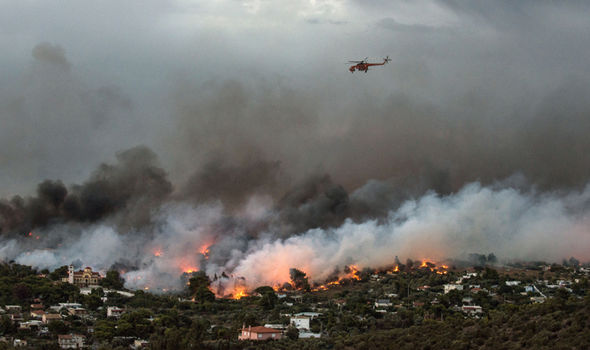 Sute de pompieri și avioane europene ajută autoritățile elenă să lupte împotriva incendiului de pe Insula Evia